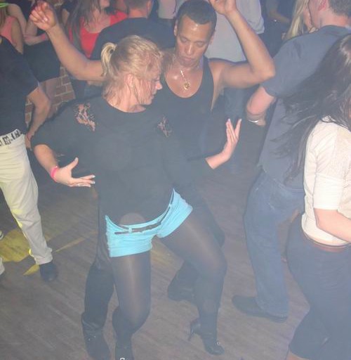 Para tańczy Salsę Cubana